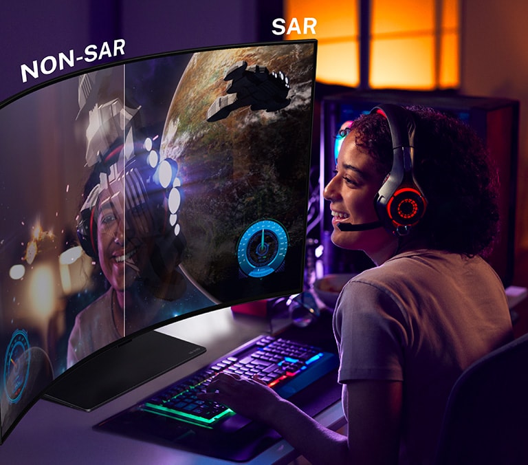Una imagen de una persona jugando en LG OLED Flex. El lado derecho de la pantalla tiene aplicada la tecnología SAR y muestra solo los gráficos del juego. El lado izquierdo de la pantalla no es SAR y tiene un reflejo de la cara del jugador.