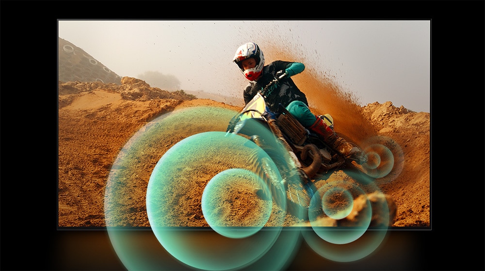 Una imagen de un hombre conduciendo una motocicleta por una pista de tierra con gráficos circulares brillantes alrededor de motocicleta.