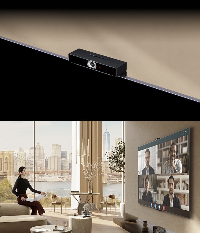 La primera imagen muestra una vista de primer plano de una LG Smart Cam instalada en un televisor en un espacio de color beige. En la segunda imagen, se ve a una mujer sentada en el reposabrazos de un sofá mientras sostiene una computadora portátil y ve la televisión. En la gran pantalla del televisor, se ven cuatro personajes y una videoconferencia.