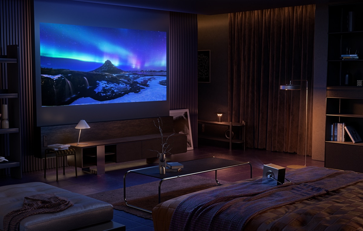 Imagen del Cinebeam Q descansando sobre una cama oscura, proyectando una pantalla de aurora azul.