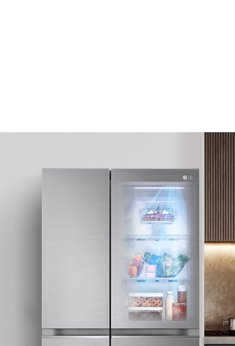 La vista frontal de un refrigerador InstaView negro con la luz encendida en el interior. El contenido del refrigerador se puede ver a través de la puerta InstaView. Los rayos de luz azules brillan sobre el contenido de la función DoorCooling.