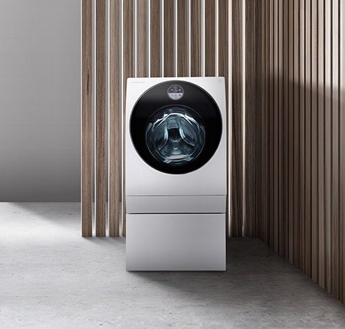 La lavadora LG SIGNATURE se coloca en el lavadero de estilo minimalista con vista a la montaña.