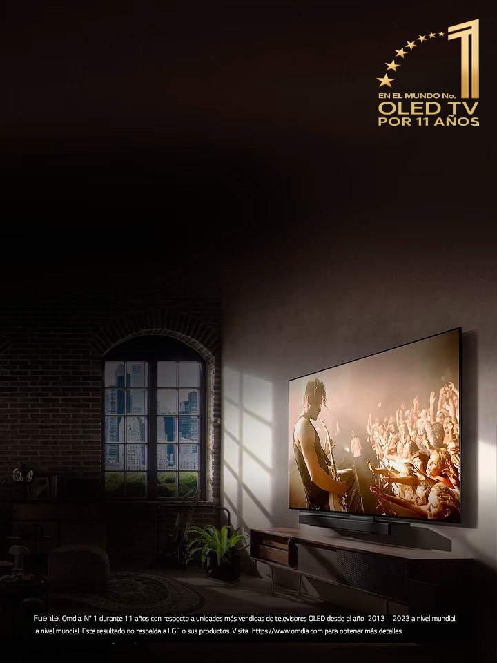 Una imagen de LG OLED C3 y una barra de sonido en la pared de un apartamento urbano mientras en la pantalla se reproduce un concierto de música. El logotipo Televisor OLED nº 1 del mundo durante 10 años también aparece en la imagen.
