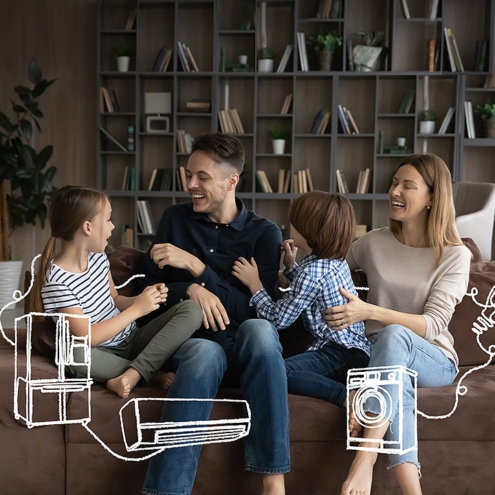 Uma familia sentada no sofá a divertir-se. Á sua volta está. Ao seu redor estão desenhos de linhas brancas de um frigorifico uma máquina de lavar roupa e um ar condicionado