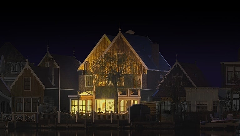 Uma fileira de casas totalmente às escuras com iluminada, indicando a utilização do sistema de energia solar como alternativa durante um apagão.