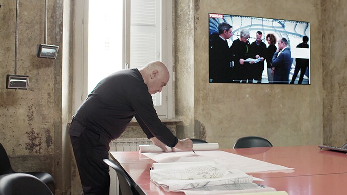 يعمل المهندس المعماري Massimiliano Fuksas أمام تلفزيون LG SIGNATURE OLED TV W.