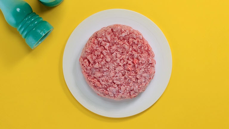 The animation shows that a meat is being defrosted more evenly by LG NeoChef™ in comparison to the other one 