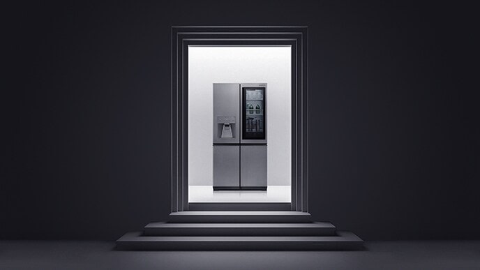 El refrigerador LG SIGNATURE se coloca en el espacio donde se instala la escalera en blanco y negro y la estructura de la pared.