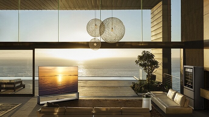 LG SIGNAUTURE OLED 8K TV y Wine Cellar se muestran en la sala de estar con vista costera.