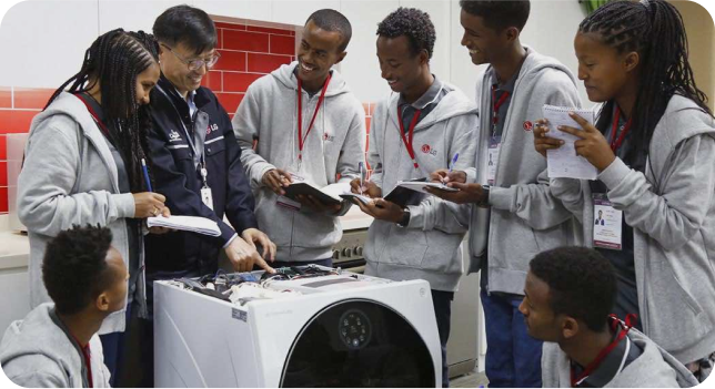 Seven men and women of the Ethiopian vocational training school in the gray hooded business are learning to repair home appliances for home appliances from LG officials.