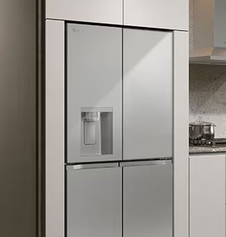 Moderní interiér kuchyně s lednicí.