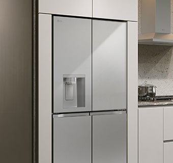 Moderní interiér kuchyně s lednicí.