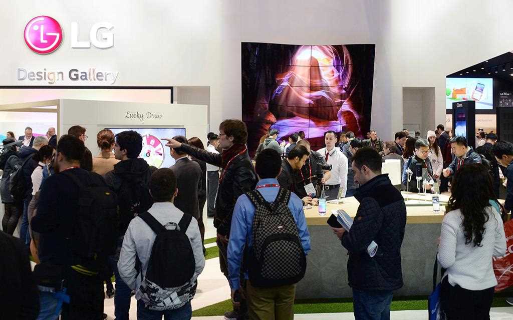 A photo of crowd experiencing lg's new smartphone line ups at mwc 2018 barcelona.