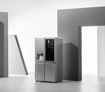 LG SIGNATURE Kühlschrank steht zwischen geometrischen Figuren.