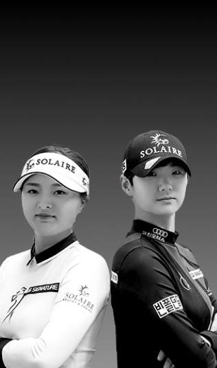 Schwarz-Weiß-Bild der Golferinnen Jin Young Ko und Sung Hyun Park Rücken an Rücken.
