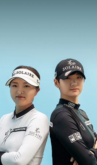 Schwarz-Weiß-Bild der Golferinnen Jin Young Ko und Sung Hyun Park Rücken an Rücken. (Bild, das erscheint, wenn Sie mit der Maus darüber fahren)