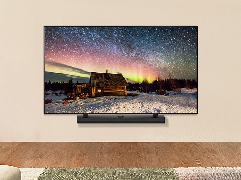LG TV og LG-soundbar i et moderne hjem om dagen. Billedet på skærmen af nordlyset vises med ideelle niveauer af lysstyrke.
