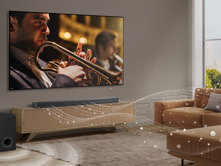 En LG Soundbar, et LG TV og en bashøjttaler i en moderne bylejlighed. LG Soundbaren udsender tre forgreninger af lydbølger, som er lavet af små, hvide dråber, der svæver langs gulvet. Ved siden af soundbaren står en bashøjttaler, der skaber en lydeffekt fra bunden. 