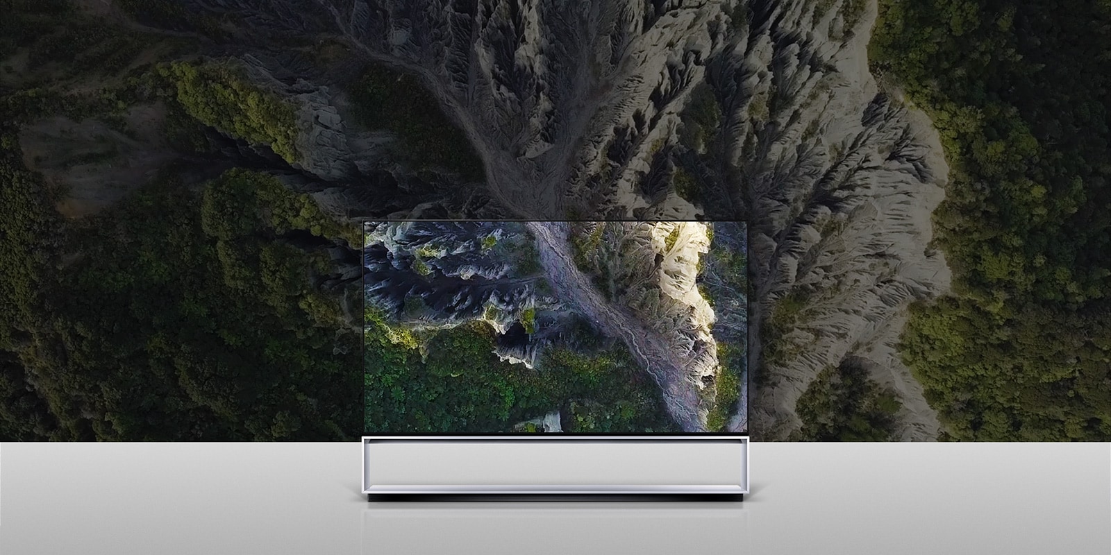 Billede af LG SIGNATURE OLED TV Z9 med skærmen fyldt med en kløft.
