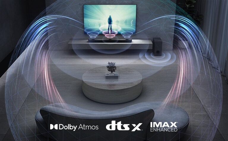 I stuen hænger et LG TV på væggen. En film afspilles på TV-skærmen. LG Soundbar er lige under tv'et på en grå hylde med en subwoofer lige ved siden af. Et sæt med 2 baghøjttalere står bagerst i stuen. Lydeffektgrafik kommer ud fra alle højttalere. Dolby Atmos og DTS:X, IMAX Enhanced-logoet er vist nederst i midten på billedet.
