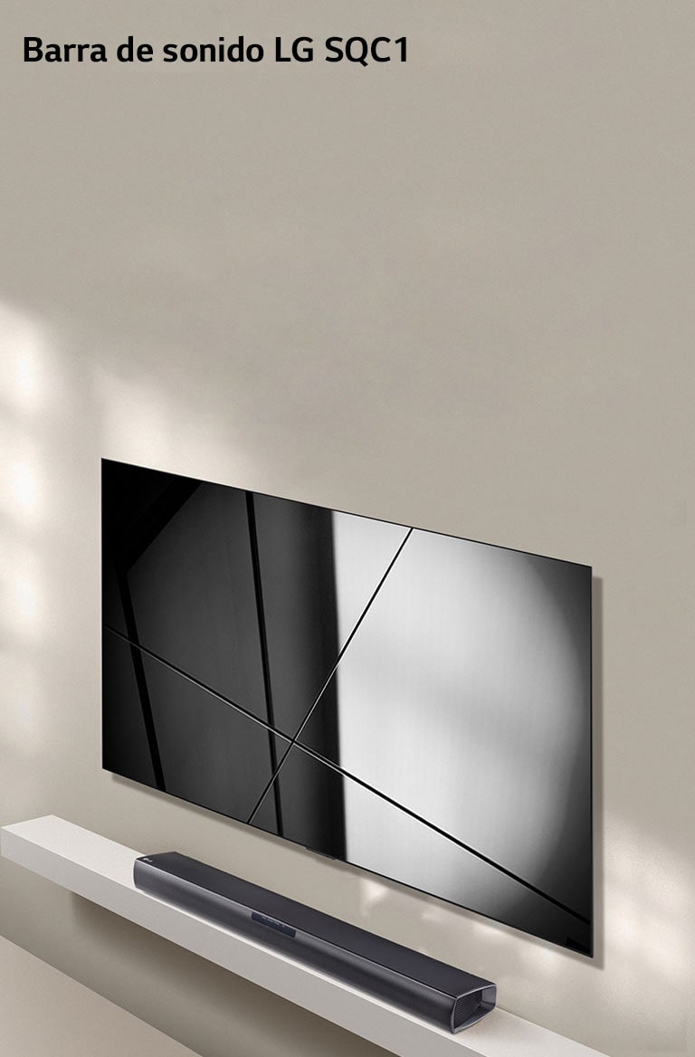 La barra de sonido LG SQC1 y el televisor LG están colocados juntos en el salón. El televisor está encendido con una imagen en pantalla.