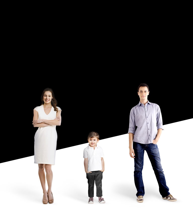 Naine, laps ja mees seisavad