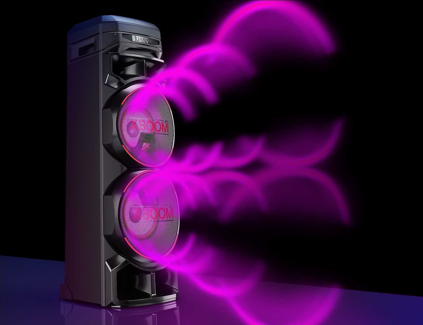 Mustal taustal LG XBOOM RNC7, vasak külg eespool. Bassikõlaritest väljuvat heli on kujutatud violetsete ringidena.