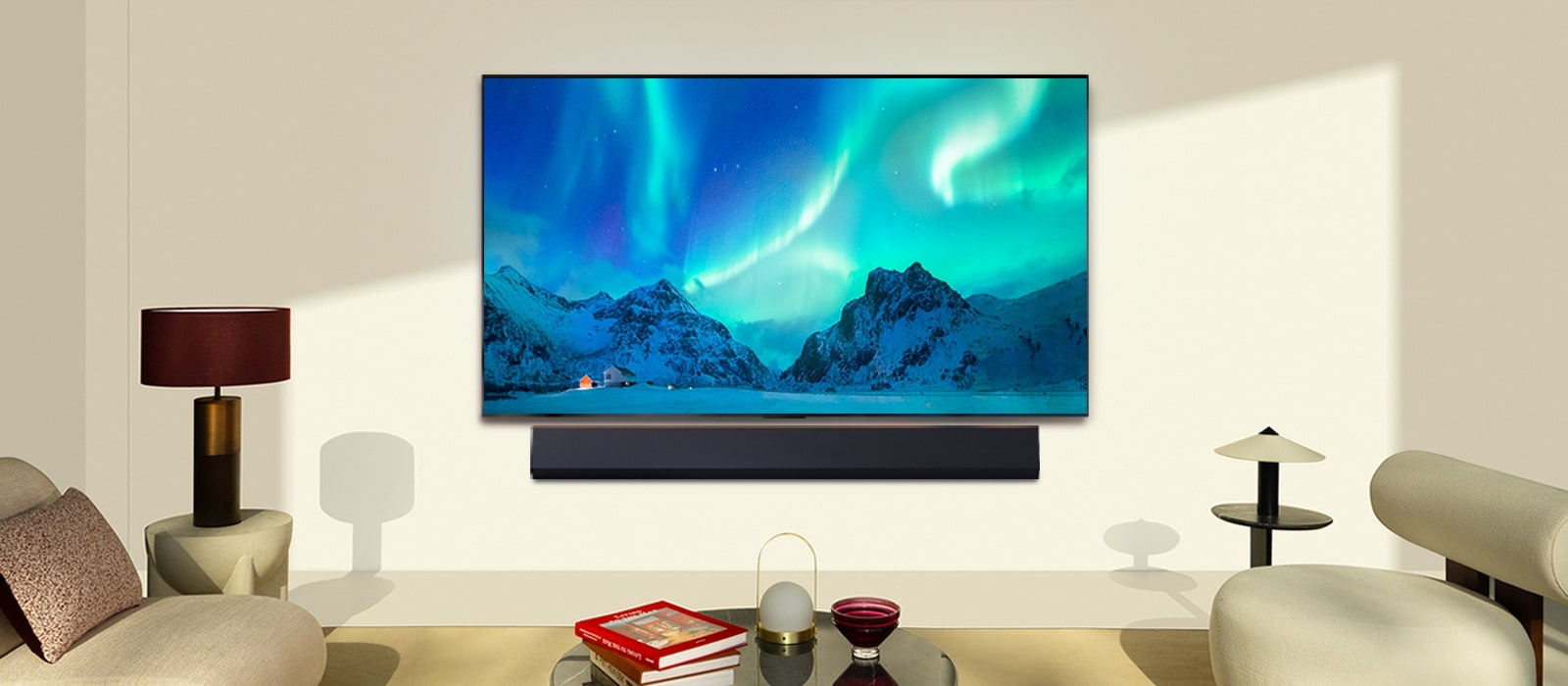 LG OLED TV والسماعات المنفصلة LG Soundbar في غرفة معيشة عصرية خلال النهار. صورة الشفق القطبي تظهر على الشاشة بمستويات السطوع المثالية.