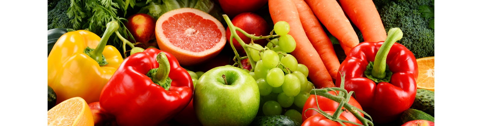 مجموعة مختارة من الفواكه والخضروات الطازجة ذات الألوان الزاهية.