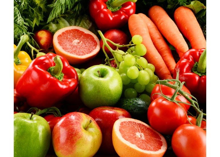 مجموعة مختارة من الفواكه والخضروات الطازجة ذات الألوان الزاهية.