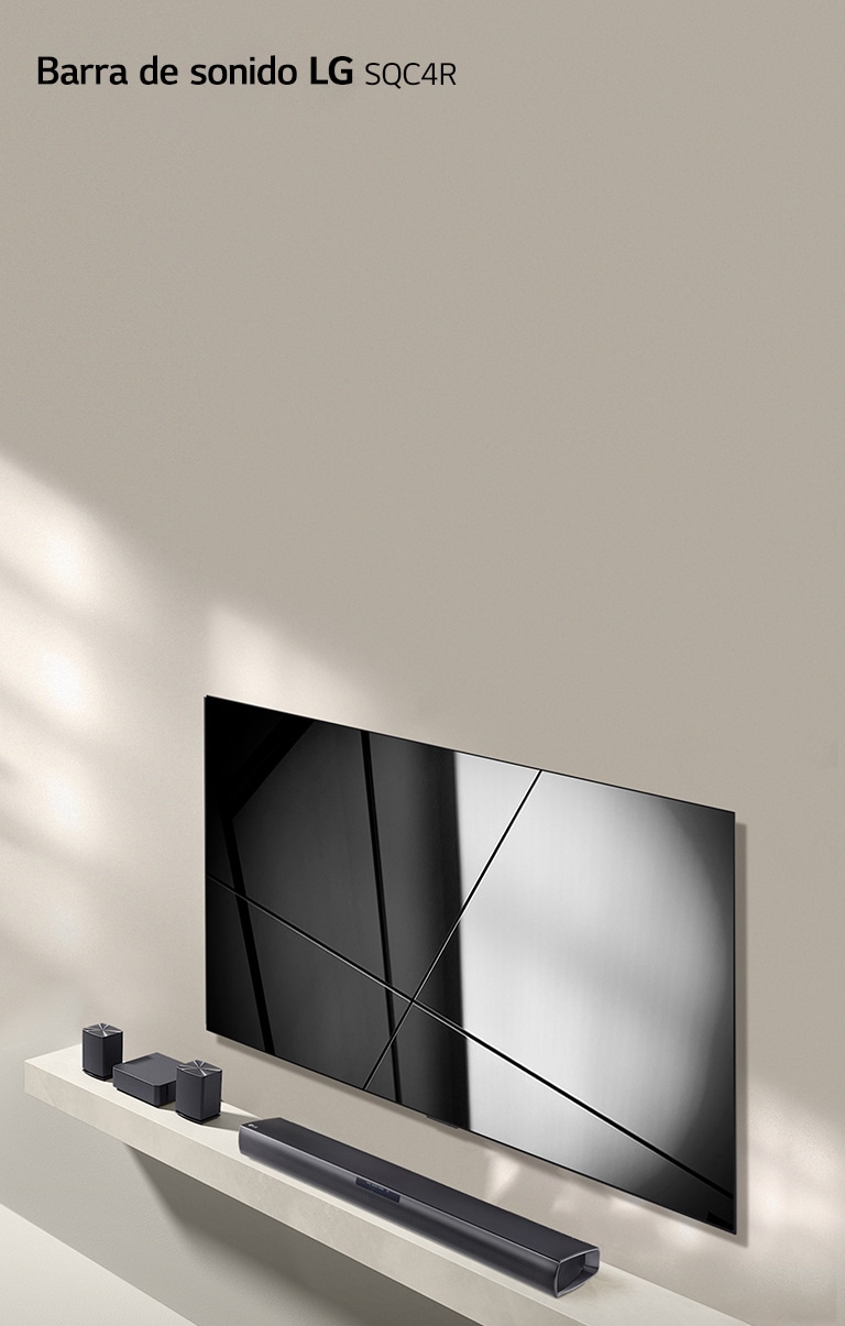 La barra de sonido LG SQC4R y el televisor LG se colocan juntos en el salón. El televisor está encendido y muestra una imagen gráfica.