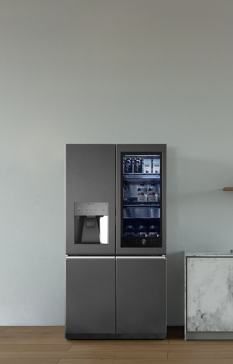 El refrigerador LG SIGNATURE está ubicado en el moderno y lujoso comedor.