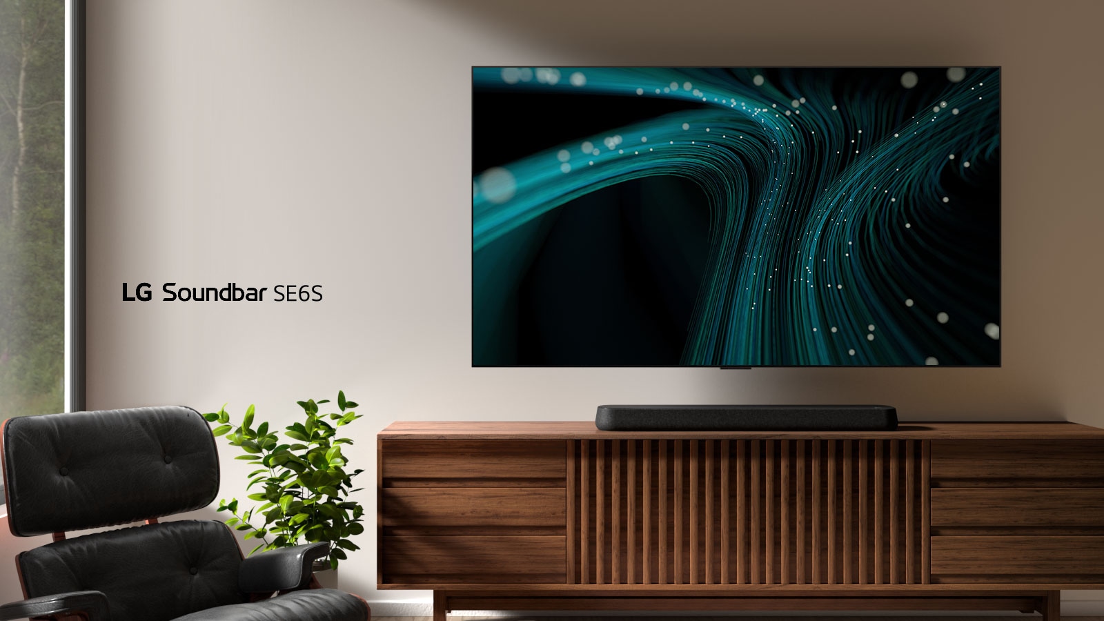 LG Sound Bar SE6S on puisen kaapin päällä. Sen yläpuolella on pistevaloja ja seinätelineessä oleva televisio, josta lähtee sinisiä ääniaallon kuvia. Vasemmalla puolella näkyy osittainen ikkunan, ja viherkasvin eteen on sijoitettu musta, nahkainen nojatuoli.