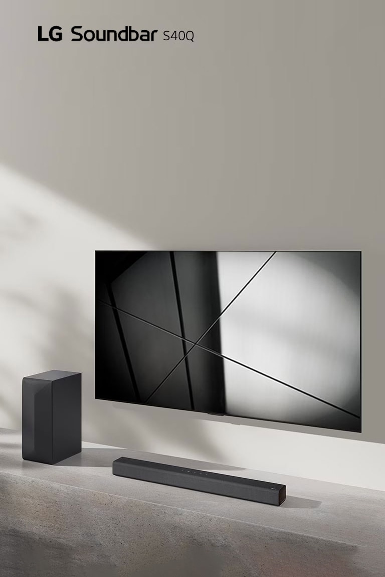LG sound bar S40Q ja LG TV on sijoitettu olohuoneeseen yhdessä. Televisio on päällä ja näyttää geometrisen kuvan.