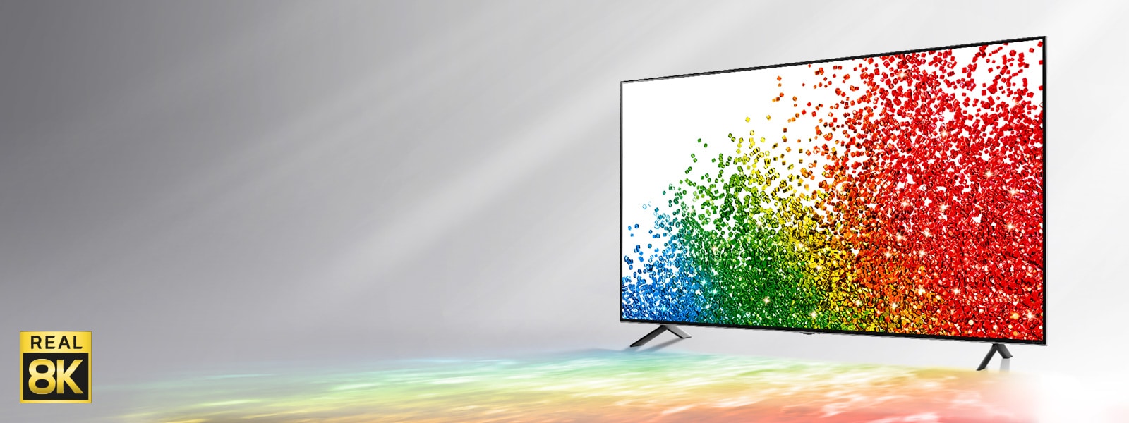Kuva LG NanoCell TV:stä harmaata taustaa vasten, ja näytön värit heijastuvat sen edessä olevalle maaperälle.