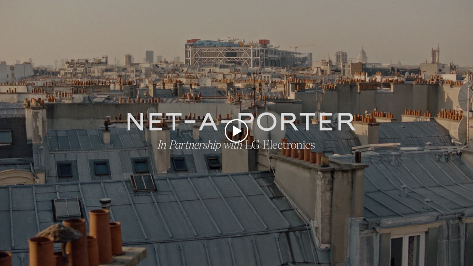 Videon otsikko 'NET-A-PORTER yhteistyössä LG Electronicsin kanssa' kirjoitetaan Euroopan taustalla.
