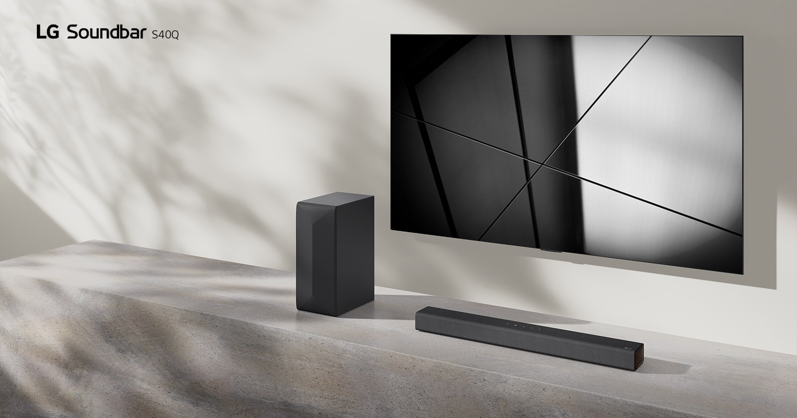Το LG sound bar S60Q και μια τηλεόραση της LG τοποθετημένα μαζί στο σαλόνι. Η τηλεόραση είναι αναμμένη και δείχνει μια εικόνα με γεωμετρικά σχήματα.