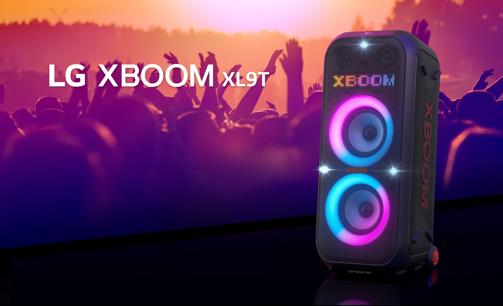 LG XBOOM XL9T je dijagonalno postavljen na površinu. Višebojna svjetla svijetle, a na zaslonu se prikazuje riječ „XBOOM”. Iza zvučnika, obrisi ljudi koji uživaju na zabavi.