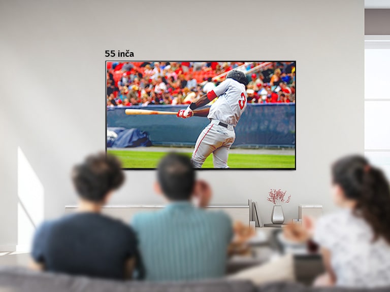Pomična slika troje ljudi koji gledaju bejzbol na velikom zidnom televizoru. Kako se pomičete slijeva udesno, zaslon postaje veći.