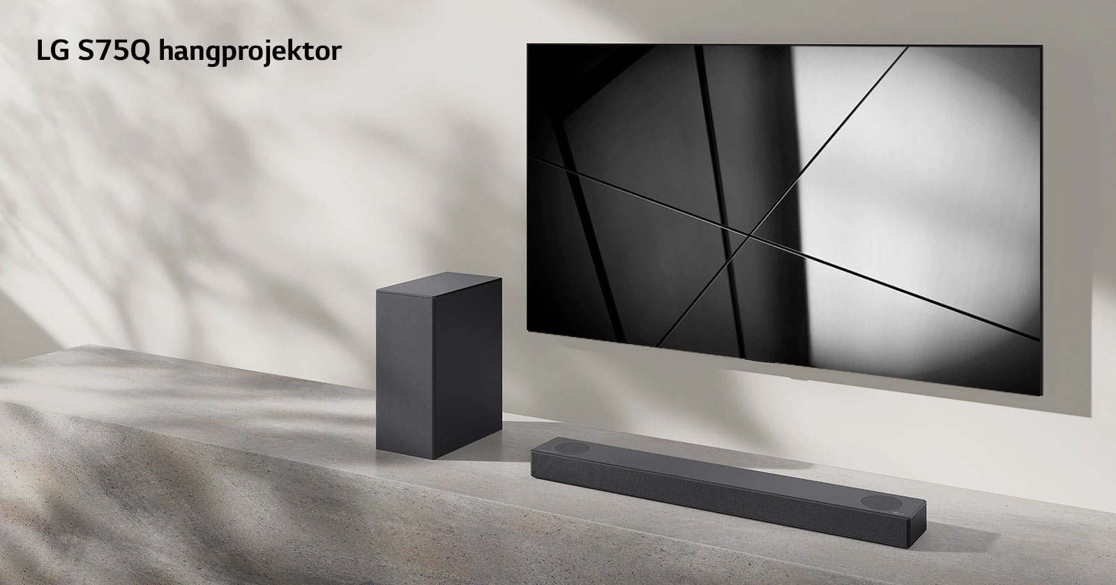 LG S75Q hangprojektor és LG TV együtt elhelyezve egy nappaliban. A TV be van kapcsolva, és egy fekete-fehér kép látható rajta.