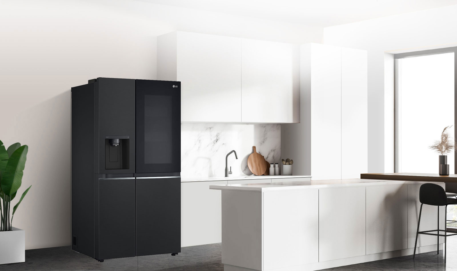 Egy fekete InstaView hűtővel felszerelt konyha oldalról nézve.