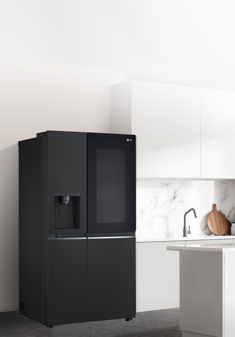 Egy fekete InstaView hűtővel felszerelt konyha oldalról nézve.