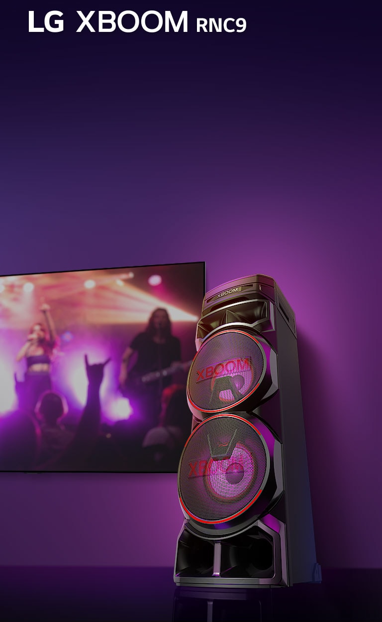 Az LG XBOOM RNC9 jobb oldala alacsony szögből fényképezve, lila háttérrel. Az XBOOM fénye is lila. A TV képernyőjén pedig egy koncertjelenet jelenik meg.