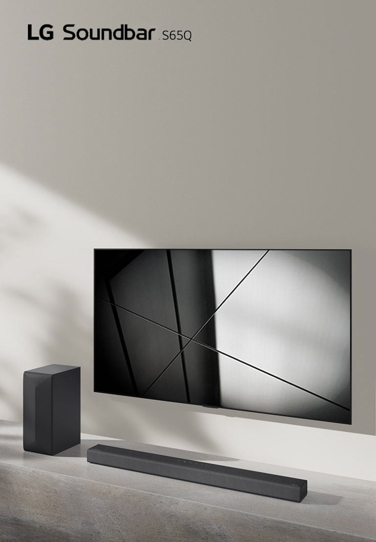 LG S65Q hangprojektor és LG TV együtt elhelyezve egy nappaliban. A TV be van kapcsolva, és egy fekete-fehér kép látható rajta.