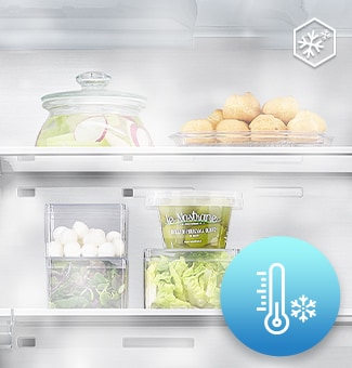 אוויר קר יוצא מהמקרר שבתוכו ניתן לראות מזון