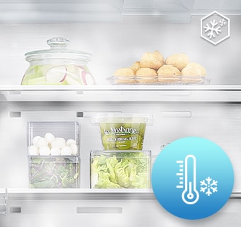 אוויר קר יוצא מהמקרר שבתוכו ניתן לראות מזון