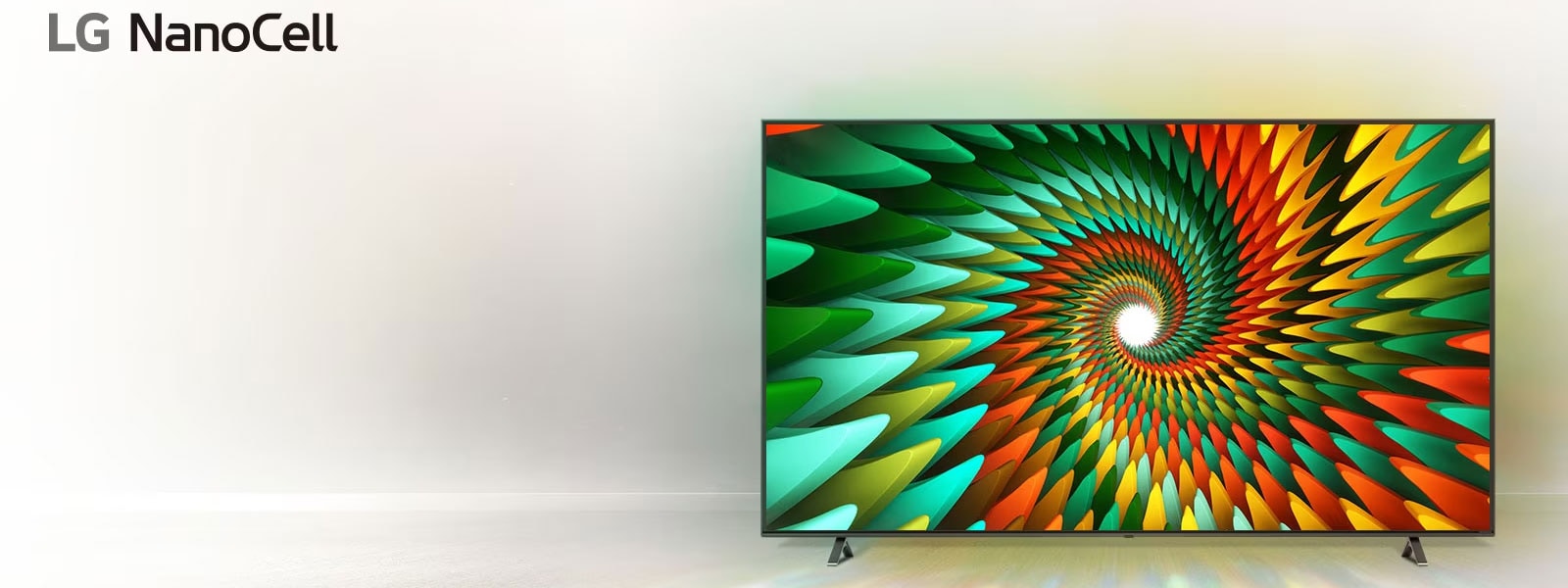 טלוויזיה ניצבת בחדר לבן וריק ובמסך מוצגת צורת ספירלה צבעונית.