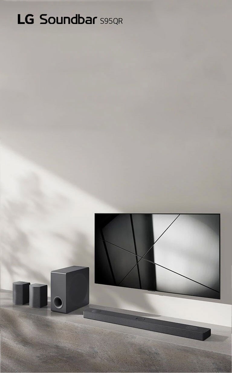  ساندبار S95QR و تلویزیون ال‌جی باهم در اتاق نشیمن قرار دارند. تلویزیون روشن بوده و یک تصویر سیاه و سفید نمایش می‌دهد.