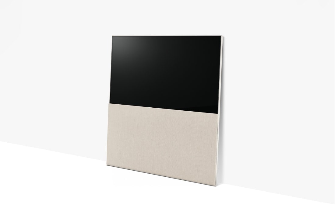 LG OLED | Objet collection ''Easel'', Iš priekio „Full View“ režimu matomas „Easel“, kiek pakreiptas į kairę ir atremtas į sieną., 65ART90E6QA