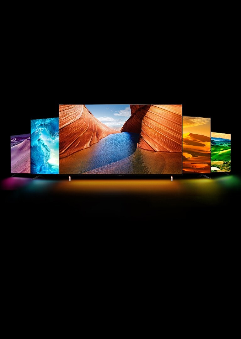 Le téléviseur est posé dans un endroit sombre. La poudre de couleur explose à l’intérieur de l’écran de télévision. 